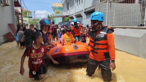 Puluhan warga Bontang terpaksa dievakuasi setelah rumah-rumah mereka terendam banjir sejak Senin (25/4/2022).
