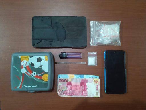 Barang bukti sabu-sabu, uang, pipet, dan smartphone milik PNS Bontang yang mengedarkan narkoba.