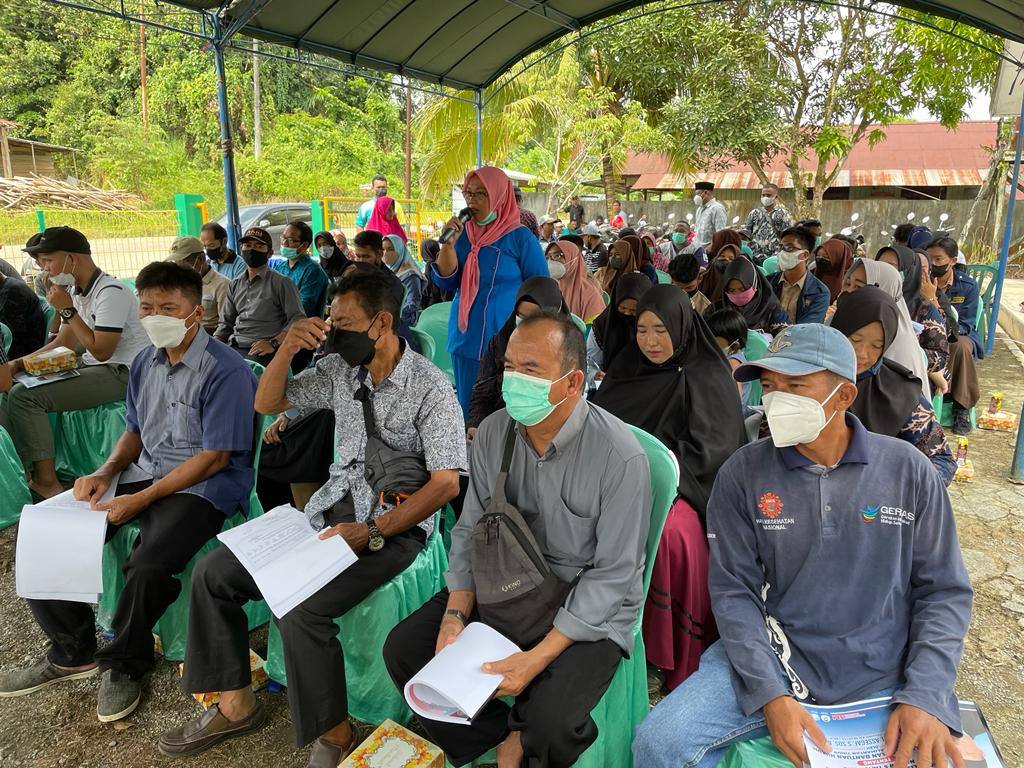 Warga dari Desa Atang Pait, Kecamatan Long Ikis, Paser mengikuti sosialisasi peraturan daerah yang digelar Andi Faisal Assegaf, Jumat (1/4/2022). 