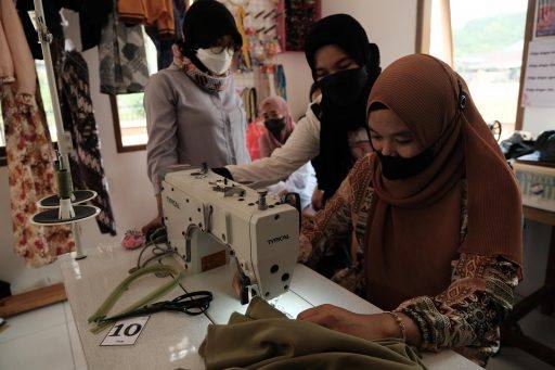 Pelatihan menjahit untuk ibu-ibu di Desa Lenteng Agung, Samboja. Kegiatan ini hasil kolaborasi Yayasan Teman Kita Balikpapan dan Pertamina Hulu Sanga Sanga.