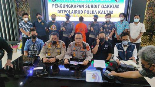 Kabid Humas Polda Kaltim, Kombes Pol Yusuf Sutejo saat press rilis di Mako Polairud Polda Kaltim pada Jumat (22/4/2022).