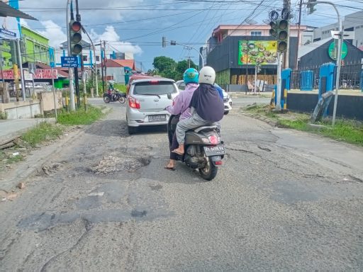 Jalan RA Kartini berlubang-lubang. Membuat warga yang melintas jengkel. (Istimewa)