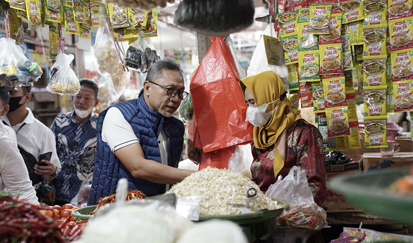 Mendag Zulkifli Hasan memastikan pasokan kebutuhan pokok aman dan lancar demi mencegah kenaikan harga. (Foto: Humas Kemendag)