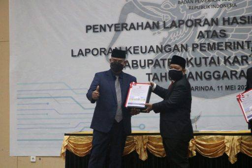 Bupati Kukar Edi Damansyah saat menerima hasil Laporan Pemeriksaan LKPD dari BPK Kaltim. (Istimewa)