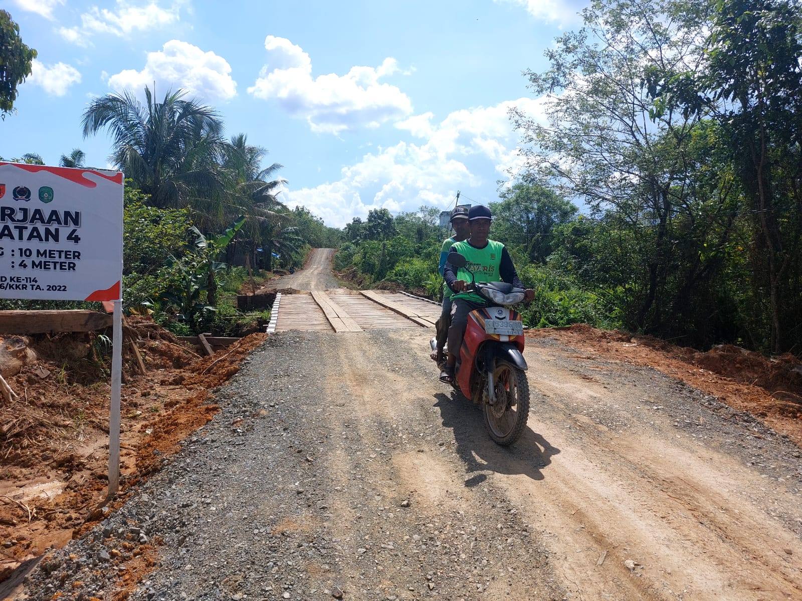 Wagianto, petani Desa Panca Jaya saat melintas jalan usaha tani dan jembatan penghubung program TMMD ke-114. (Supri/Kaltimtoday.co)