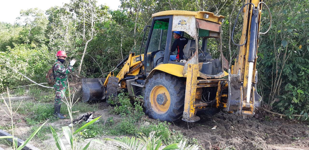 Pembangunan jalan usaha tani mengunakan alat berat di Desa Panca Jaya, Kecamatan Muara Kaman. (Dok. Kodim 0906/KKR)