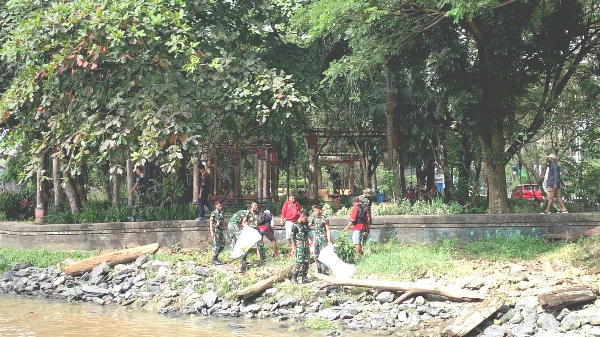 Anggota TNI ikut terlibat bersih-bersih di bantaran Sungai Mahakam dalam rangka World Celanup Day di kawasan tepian Samarinda, Minggu (18/92022).
