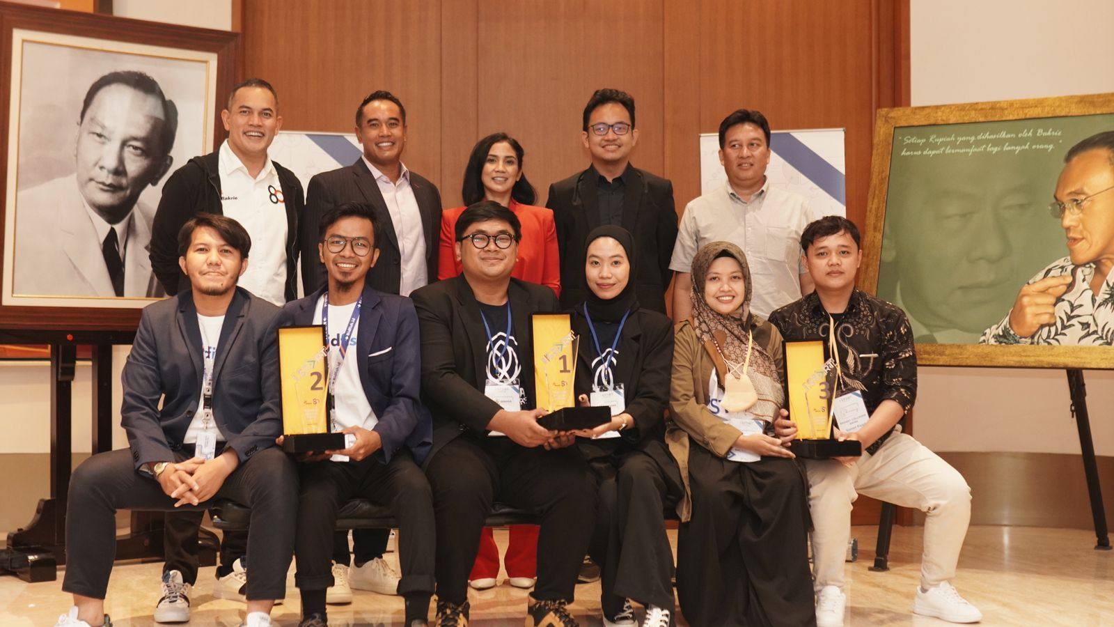 Pemenang dan juri kompetisi I-Start yang digelar Bakrie Group di Jakarta. 