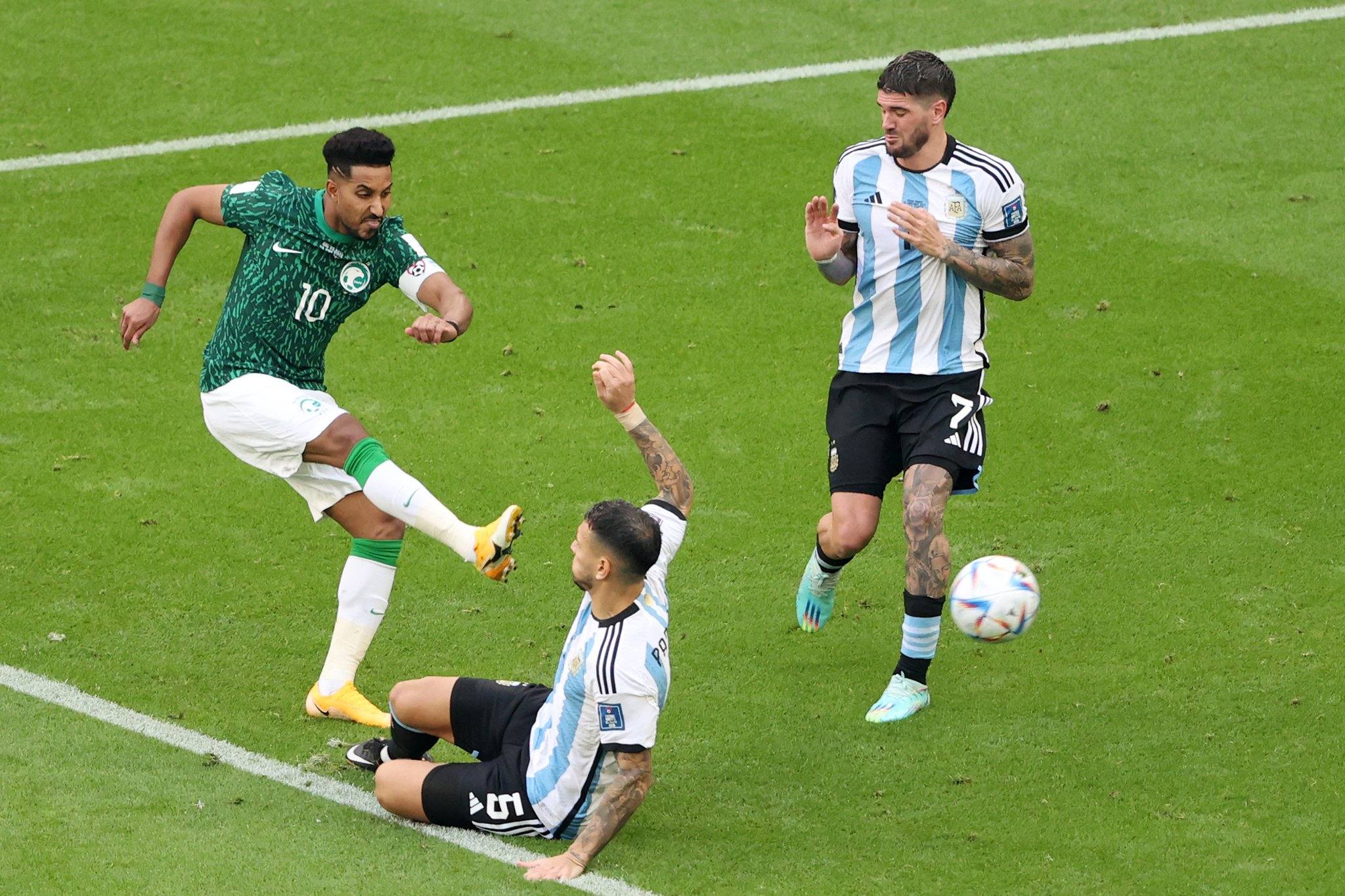 Pemain Arab Saudi mencetak gol ke Gawang Argentina.