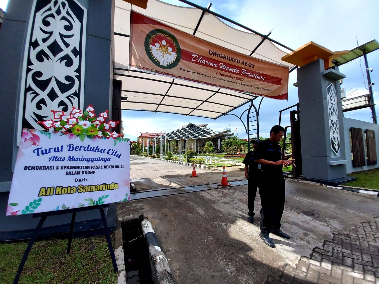 Karangan bunga menolak pengesahan RKUHP dilayangkan AJI Kota Samarinda ke kantor DPRD Kaltim, di Karang Paci.