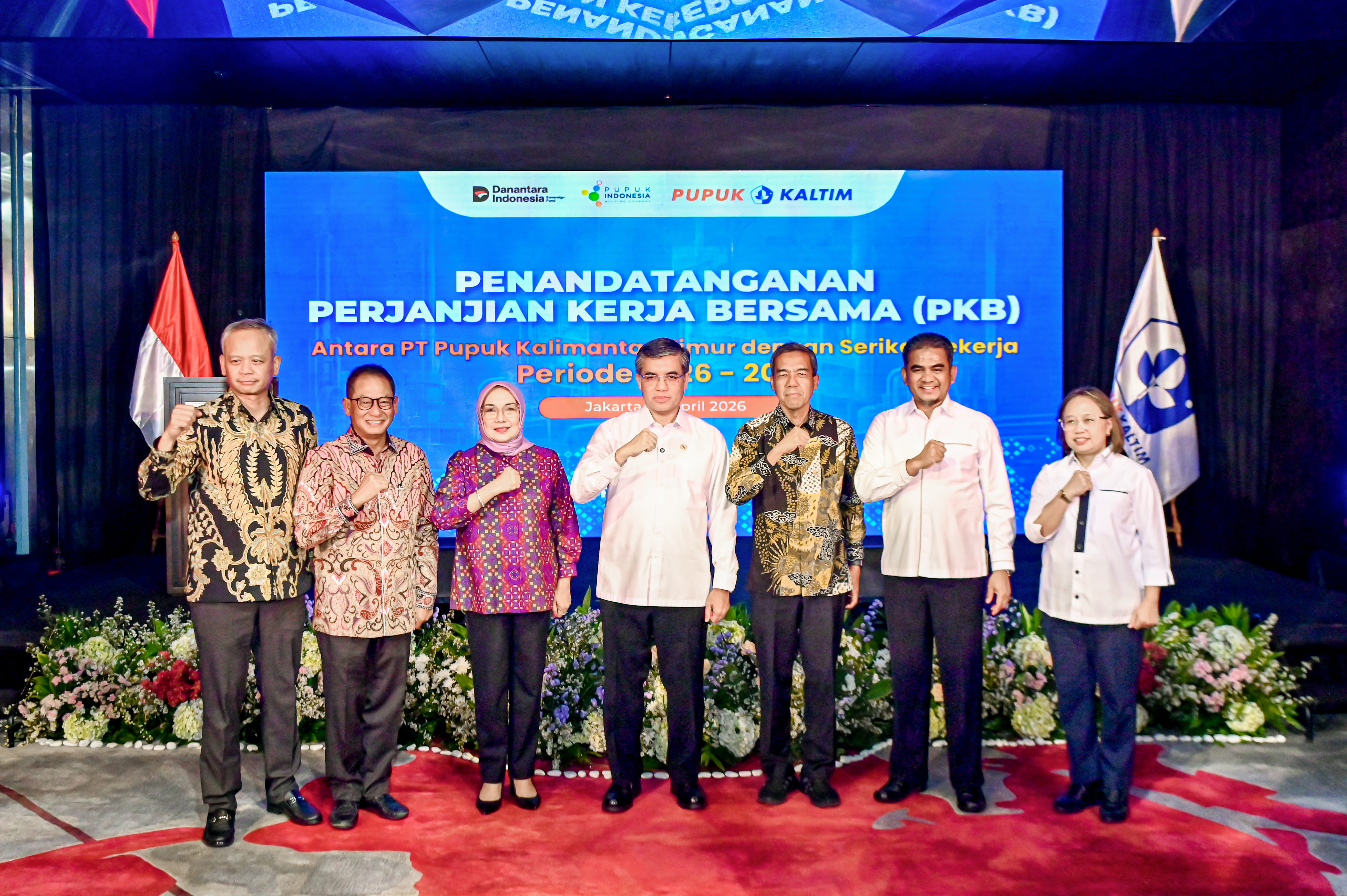 Jajaran manajemen PT Pupuk Kalimantan Timur (Pupuk Kaltim) dan pengurus Serikat Pekerja Korps Karyawan Pupuk Kaltim (SP KKPKT) menunjukkan kekompakan setelah menyepakati hasil perundingan PKB 2026&ndash;2028 di Jakarta, Selasa (14/4/2026).