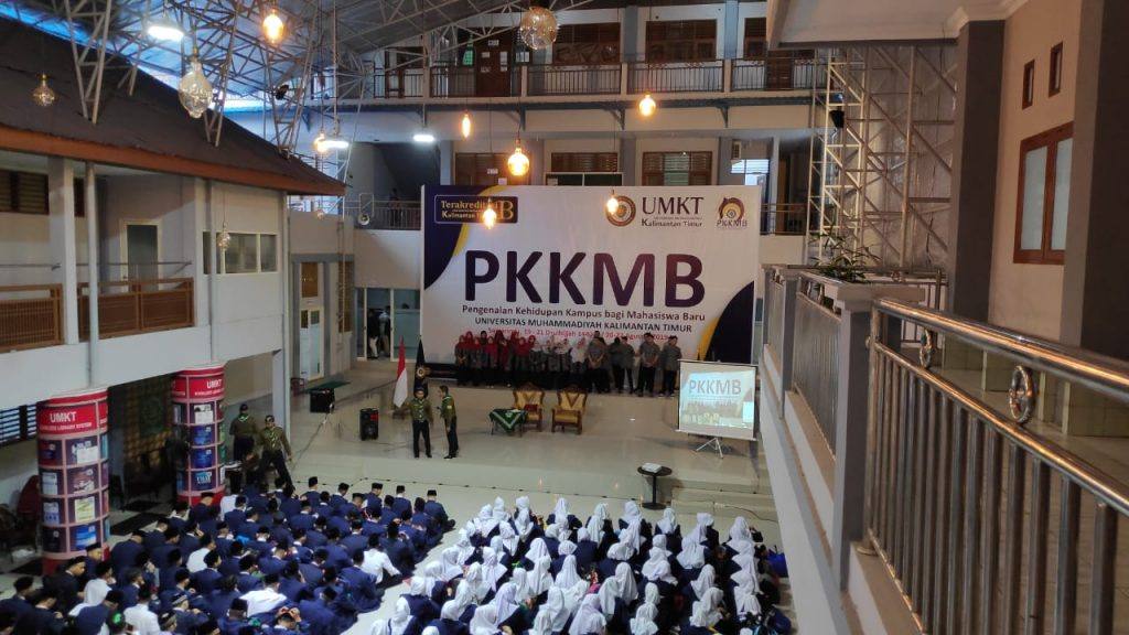 Berlangsung khidmat. Ribuan mahasiswa baru UMKT mengadiri pembukaan PKKMB.