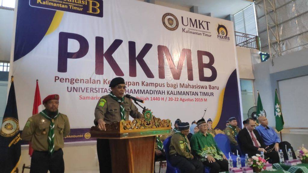 Ketua Umum Kwarpus Hizbul Wathan, Mayjen TNI Purnawirawan Muchdi Purwoprandjono secara simbolis membuka PKKMB di Gedung UMKT, Jalan Juanda, Samarinda