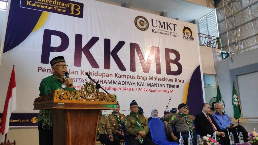 Pimpinan Wilayah Muhammadiyah (PWM) Kaltim Suyatman saat memberi sambutan di pembukaan PKKMB UMKT.