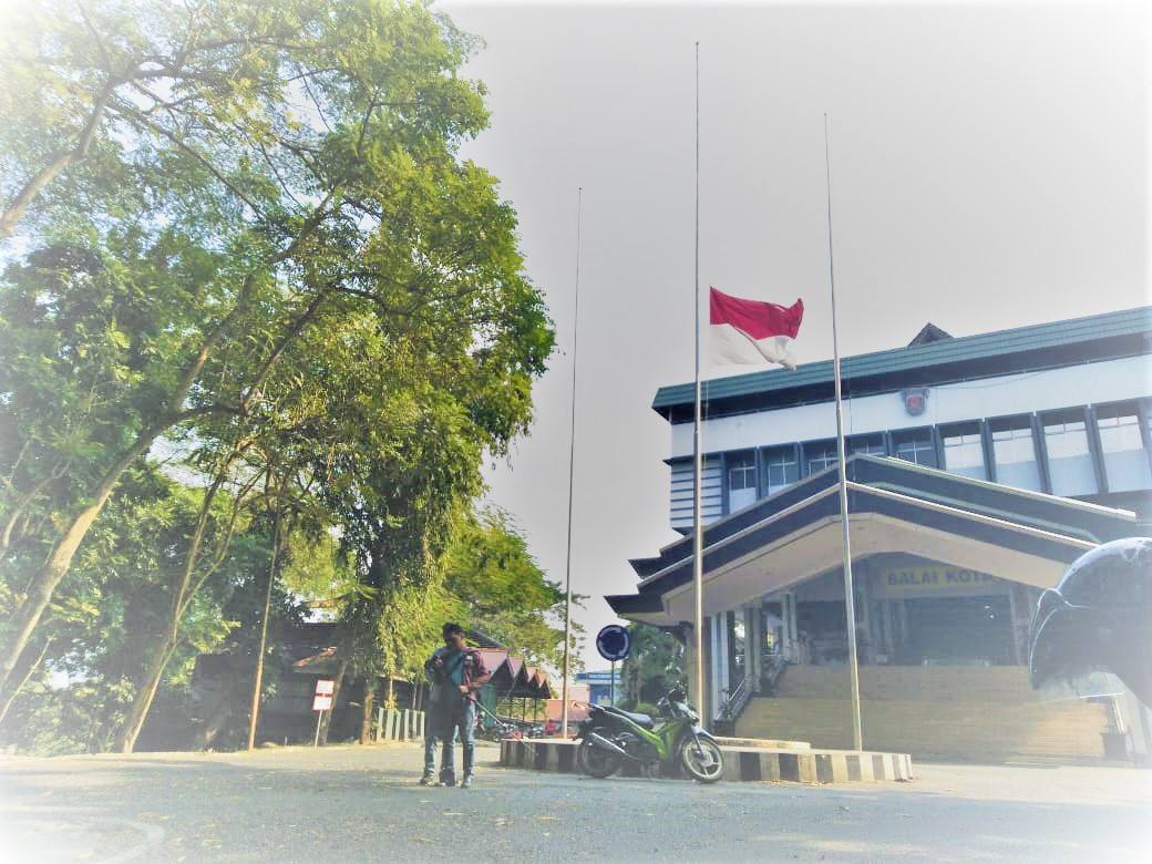 Ikut Belasungkawa, Pemkot Samarinda Kibarkan Bendera Setengah Tiang