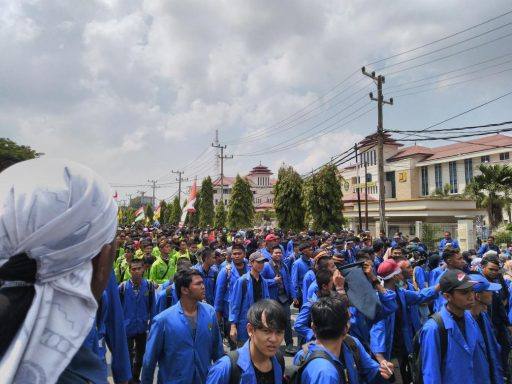 Ribuan mahasiswa Samarinda dari berbagai perguruan tinggi menggelar aksi demonstrasi di kantor DPRD Kaltim, Senin (23/9/2019).