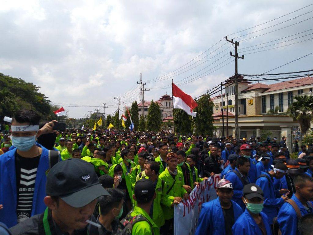 Mahasiswa melayangkan tiga tuntutan dalam aksi serentak yang juga digelar di berbagai daerah di Indonesia. (Ist)