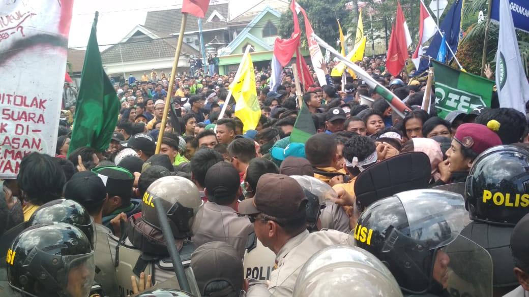 Bubarkan Demonstran di DPRD Kaltim, Polisi Tembakan Beruntun Gas Air Mata