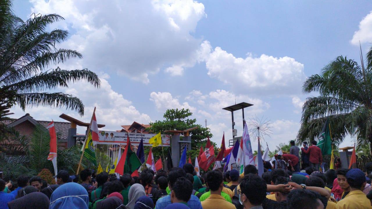 Dosen Unmul Kerahkan Mahasiswa Demo ke DPRD Kaltim