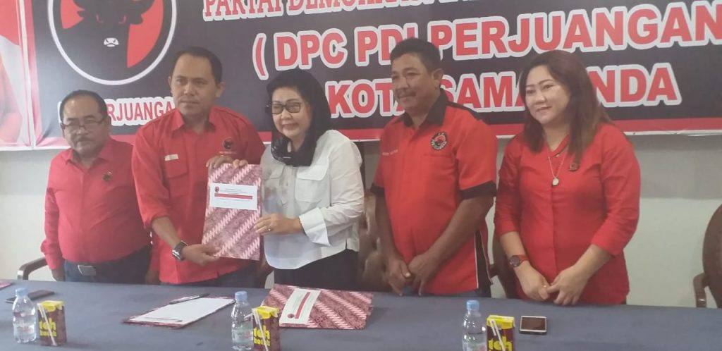 Bakal calon wali kota Samarinda, Meiliana, saat mengambil formulir di DPC PDI Perjuangan.