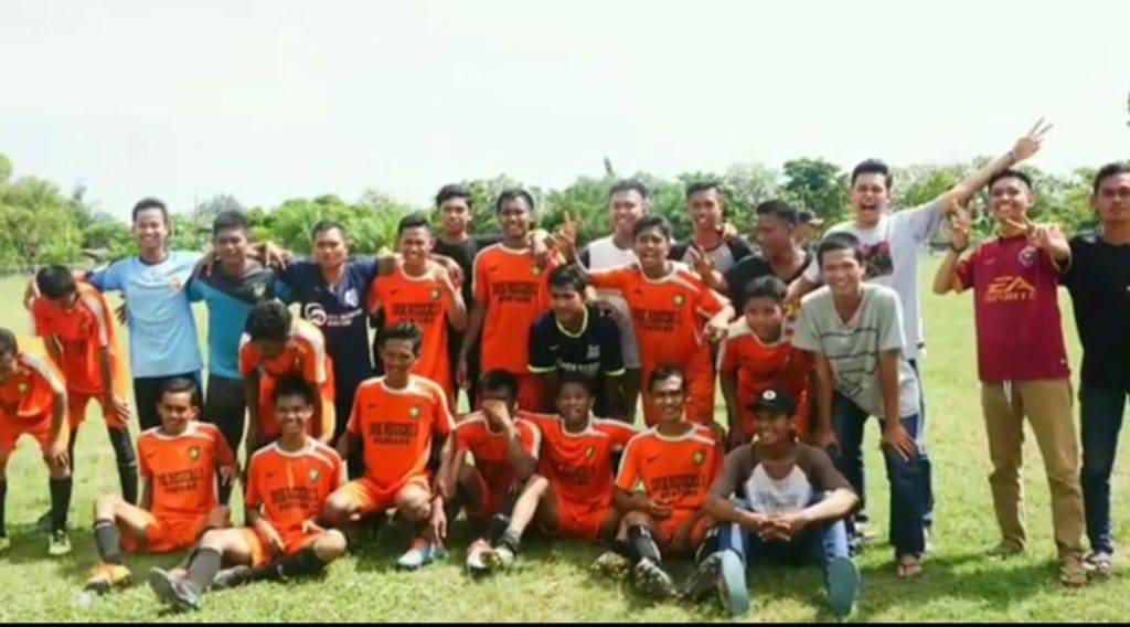Salah satu tim yang berpartisipasi dalam lomba sepak bola pelajar.