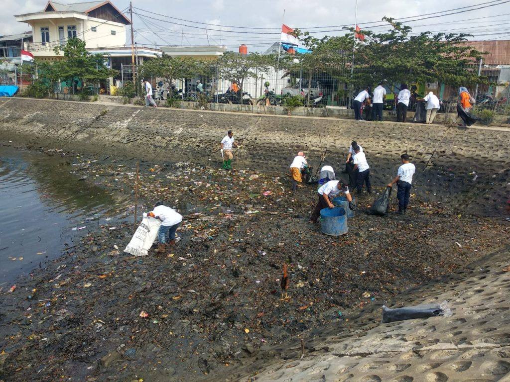 KSOP Kelas II Bontang sedang melaksanakan gerakan bersih pantai dan laut.