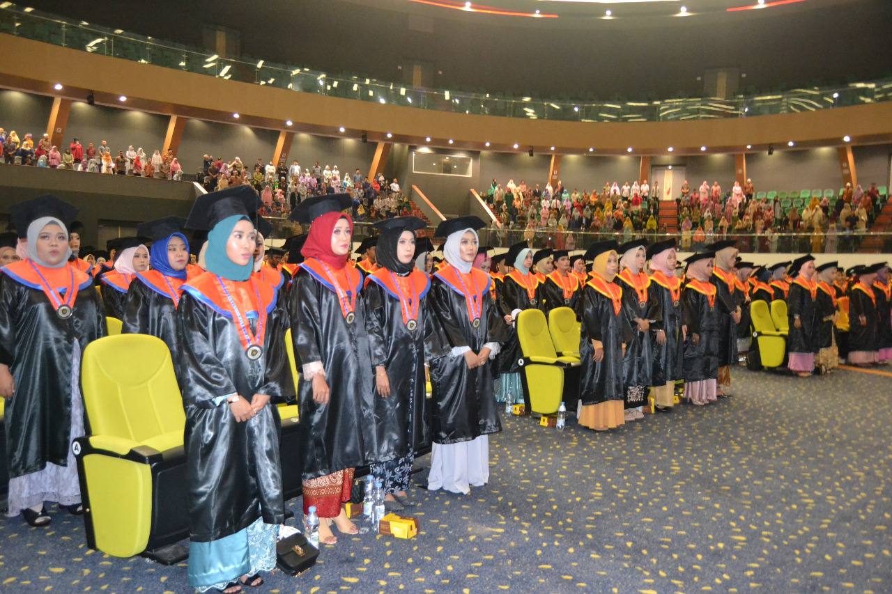 UMKT Wisuda 582 Lulusan Sarjana dan Diploma