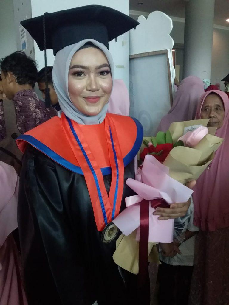 Telitha Dewi Elida, A.Md. Kes, lulusan terbaik dari program studi Diploma Kesehatan Lingkungan