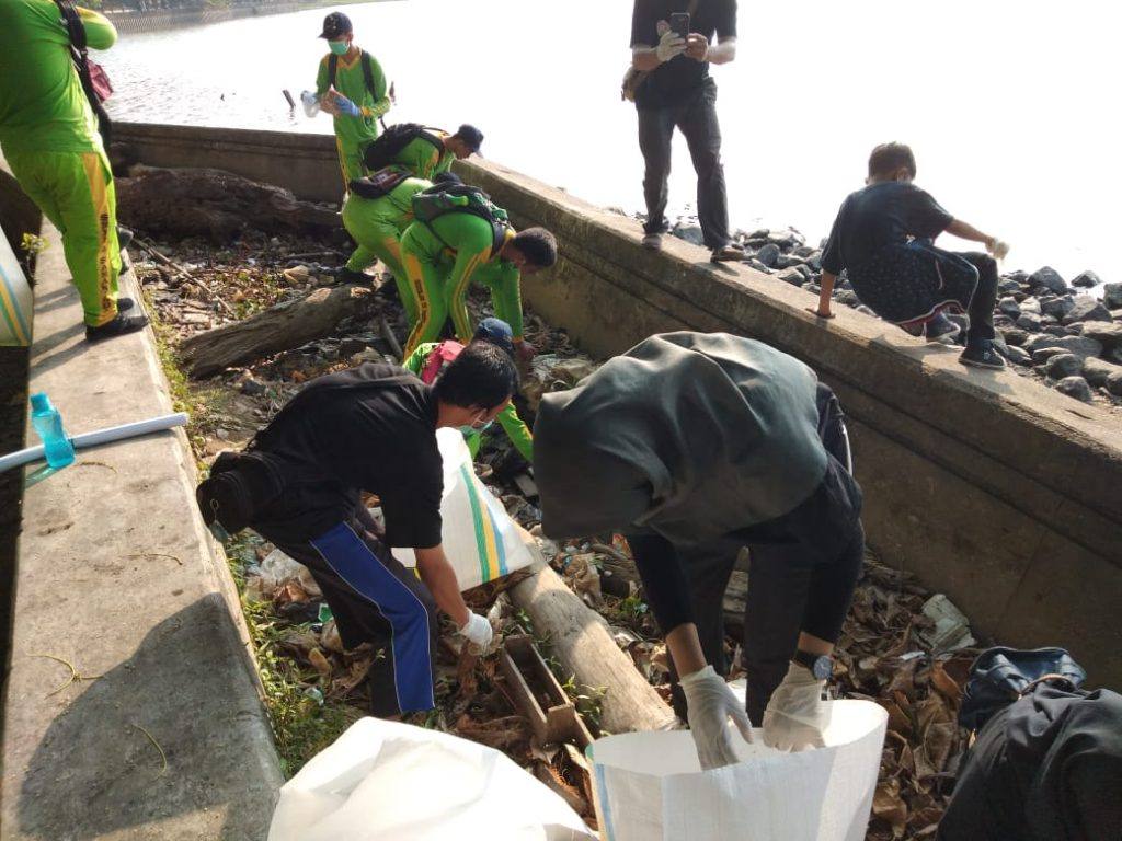 Relawan World Cleanup Day mengumpulkan sampah di sekitaran Sungai Mahakam