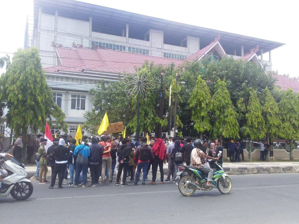 Demonstran berkumpul di depan Gedung DPRD Samarinda Jalan Basuki Rahmat.