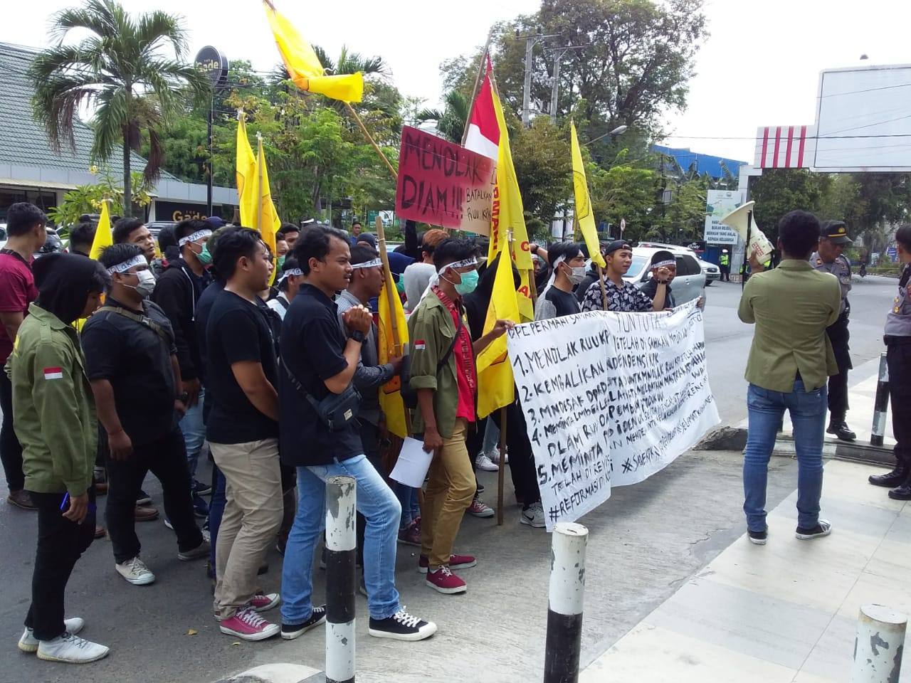 Mahasiswa Menggelar Unjuk Rasa di DPRD Samarinda, Menolak Pengesahan Revisi UU KPK