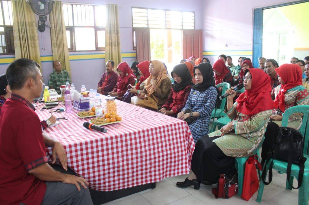 Tim pembina Adiwiyata Samarinda melakukan sosialisasi sekolah adiwiyata tingkat kota Samarinda.