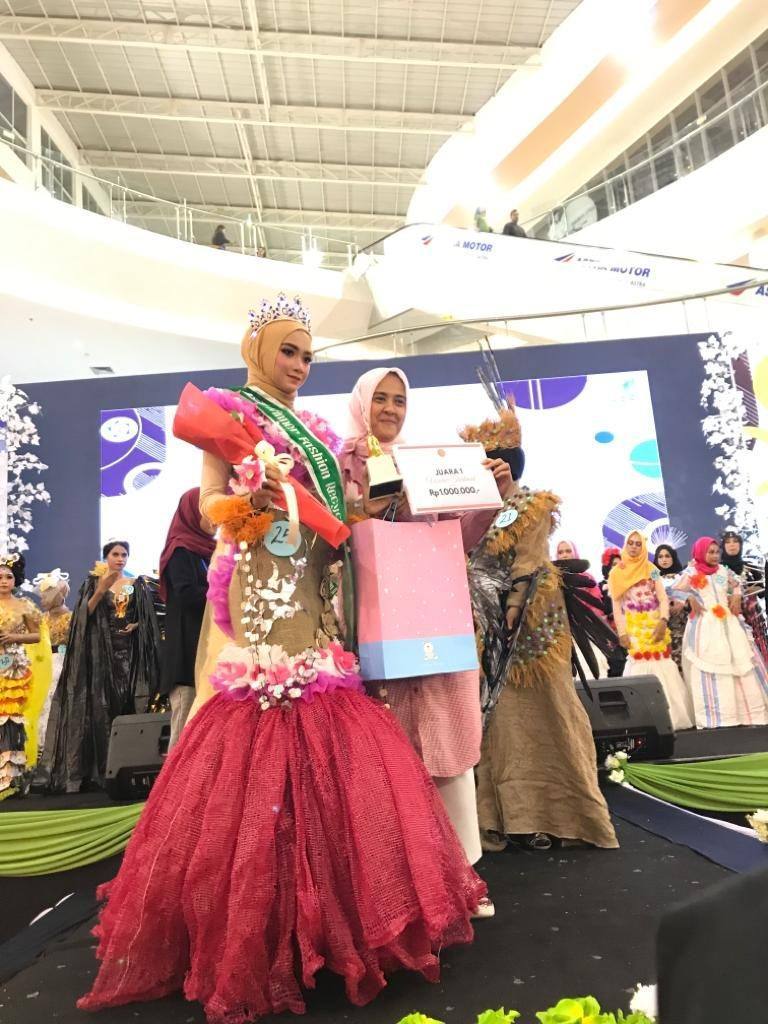 Kepala DLH Kota Samarinda saat menyerahkan piala kepada juara Fashion Show Borneo Recycle 2019 gelaran Genbi Kaltim.