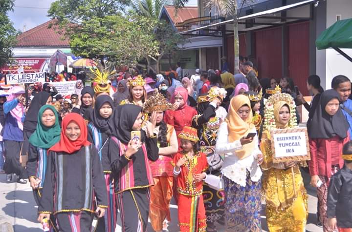 Kirab budaya di Karang Asam Ulu diikuti oleh berbagai kalangan, mulai dari TK, SD, SMP, SMA serta warga sekitar. (Humas Pemkot Samarinda)