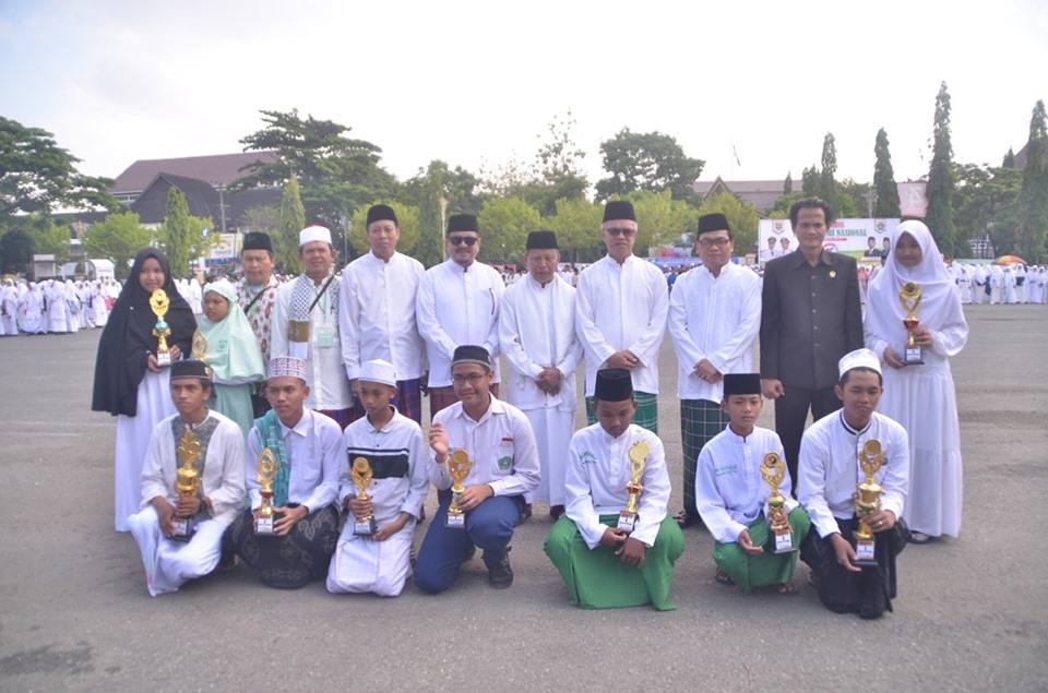 Wali Kota Samarinda Syaharie Jaang bersama para pemenang lomba Hari Santri Nasional. (Humas Pemkot Samarinda).