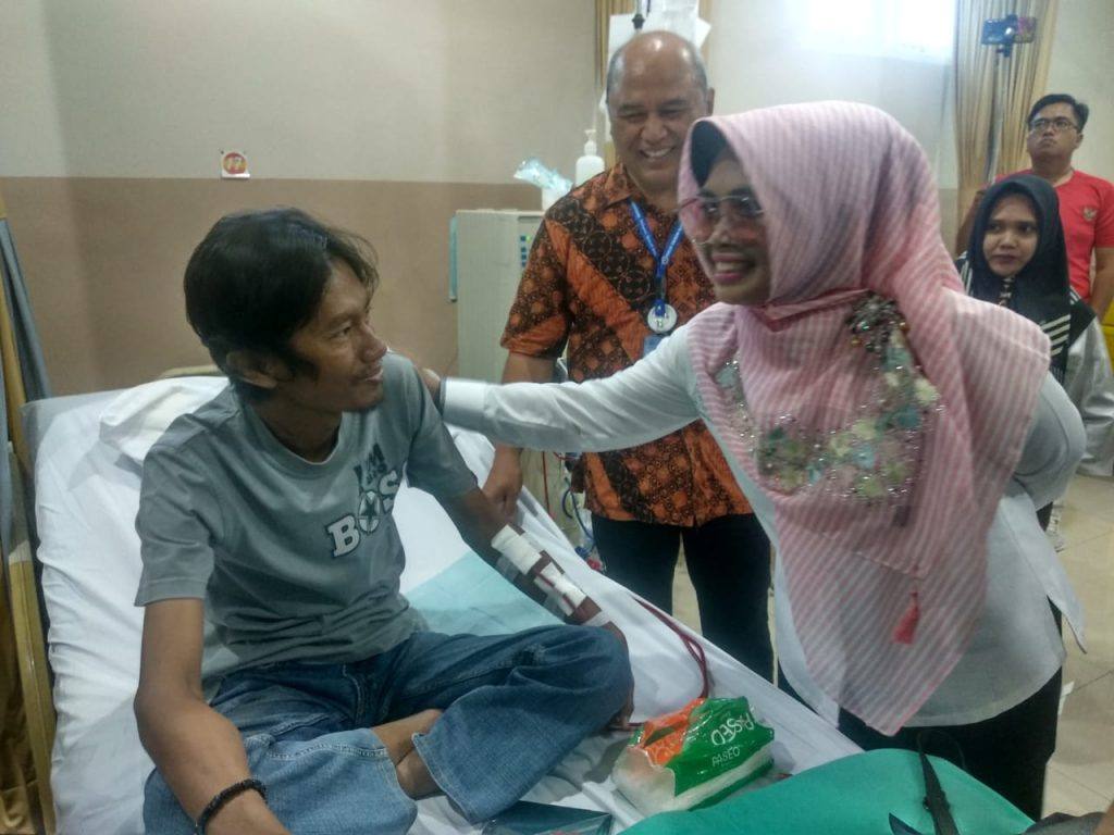 Wali Kota Bontang Neni Moerniaeni saat mengunjungi pasien cuci darah di Klinik Hemodialisa.