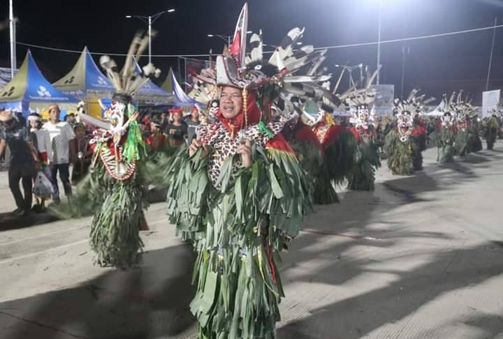 Wali Kota Samarinda Syaharie Jaang turut berpartisiasi mencetak rekor MURI dengan menari 24 jam nonstop dalam rangkaian Festival Hudoq Cross Border 2019. (Humas Pemkot Samarinda).