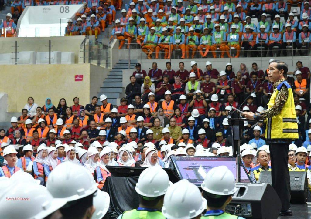 Presiden Joko Widodo menghadiri acara peluncuran sertifikat elektronik tenaga kerja konstruksi Indonesia yang digelar di Istora Gelora Bung Karno, Senayan, pada Selasa, 12 Maret 2019.