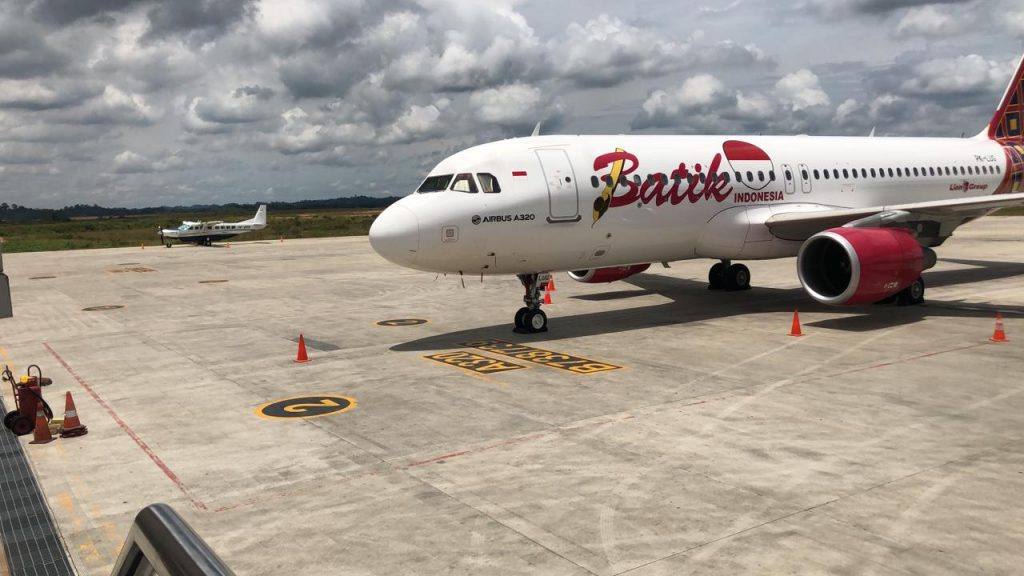 Pesawat maskapai Batik Air terpaksa tertahan di Bandara APT Pranoto imbas kerusakan taxiway.
