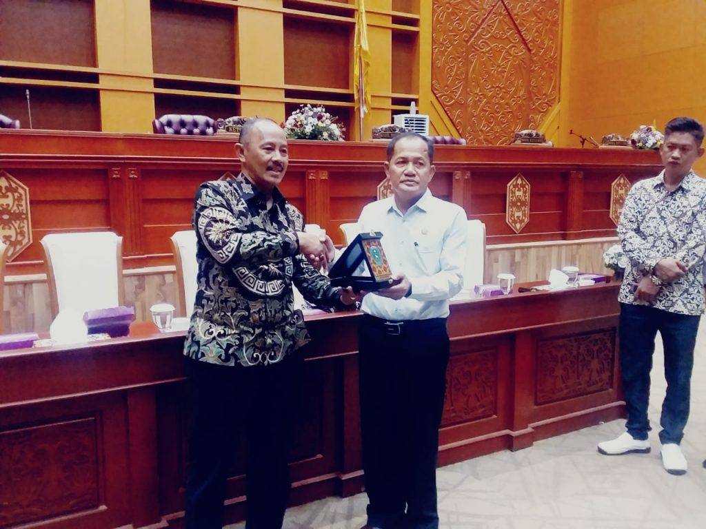 Ketua DPRD Indramayu Syaifudin (kiri) dan Wakil ketua II DPRD Samarinda Rusdi (kanan), saat menerima plakat (cindramata)