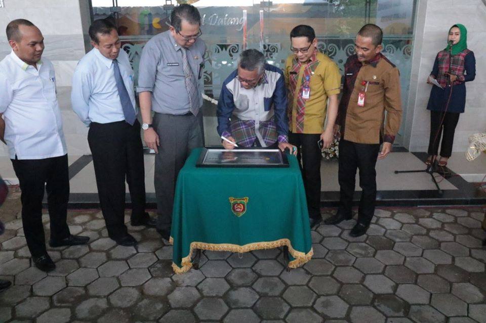 Wali Kota Samarinda meresmikan Anjungan Karamumus Balai Kota. (Humas Pemkot Samarinda).