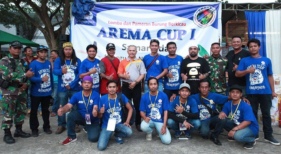 Wakil Wali Kota Samarinda M Barkati berfoto bersama panitia Lomba Burung Arema Cup I. (Humas Pemkot Samarinda).