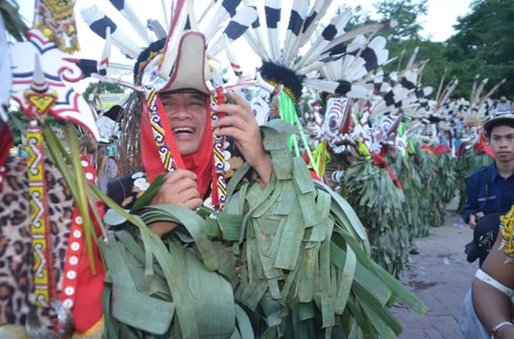 Wali Kota Samarinda, Syaharie Jaang turut mengenakan pakaian khas Dayak.