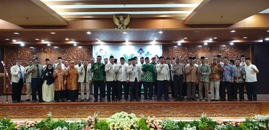 Foto bersama seluruh pimpinan ortom Muhammadiyah dan para tamu undangan seusai pelantikan PWPM Kaltim.