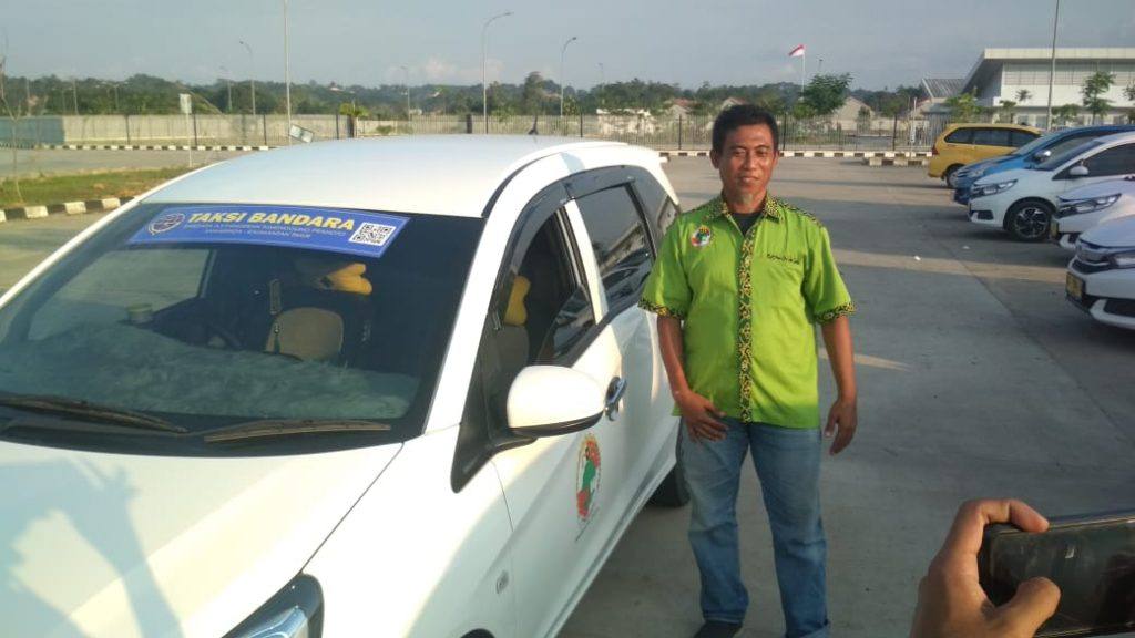Heruddin sopir taksi Angkasa Jaya dengan kendaraan roda empat yang biasa menemaninya di Bandara APT Pranoto.