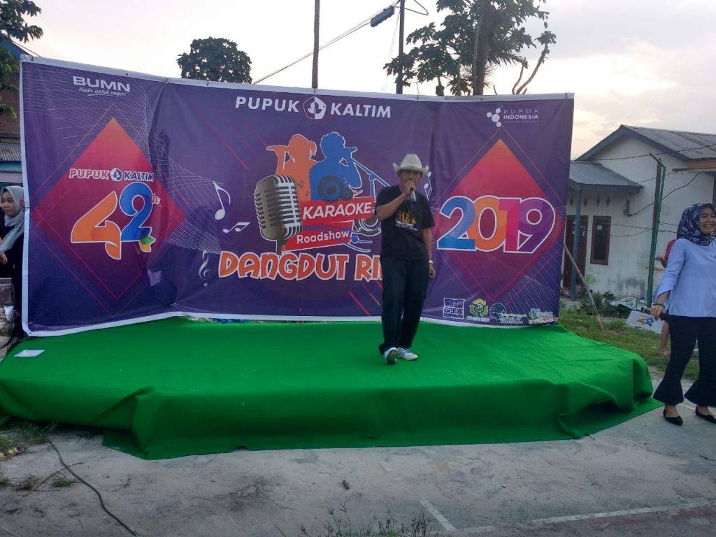 Salah satu peserta saat mengikuti Lomba Karaoke Dangdut.