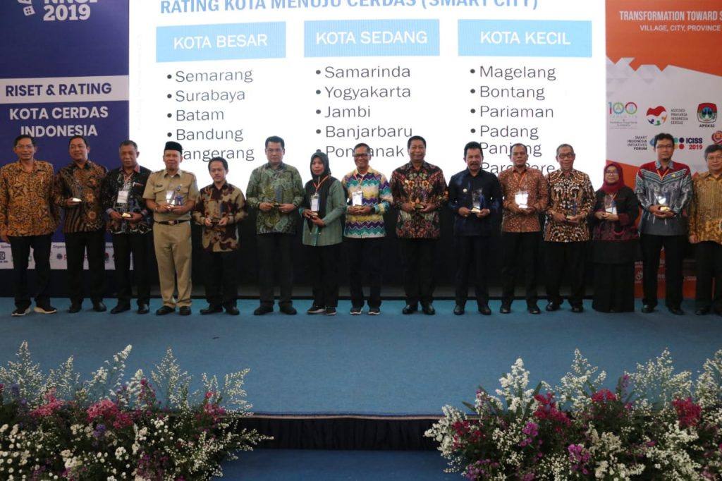 Perwakilan dari kabupaten/kota cerdas di Indonesia saat menerima penghargaan.