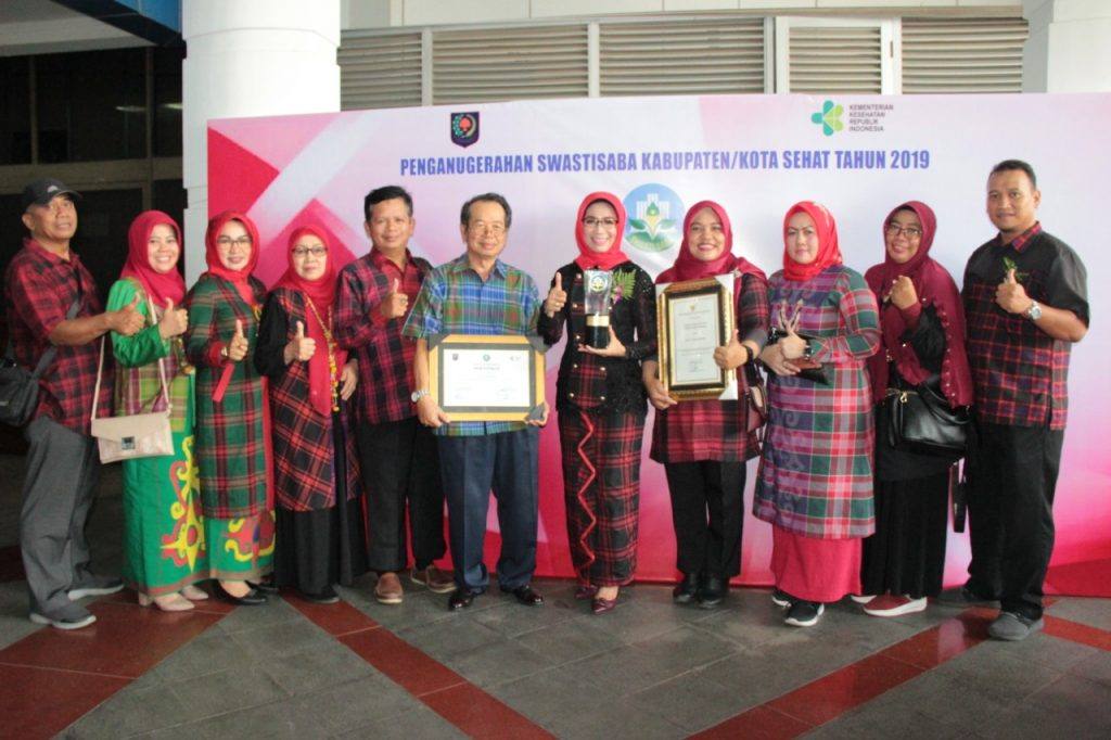 Ketua umum Forum Kota Sehat (Forkots) Samarinda Puji Setyowati Jaang berfoto bersama seusai menerima penghargaan Kota Sehat di Jakarta. (Humas Pemkot Samarinda)