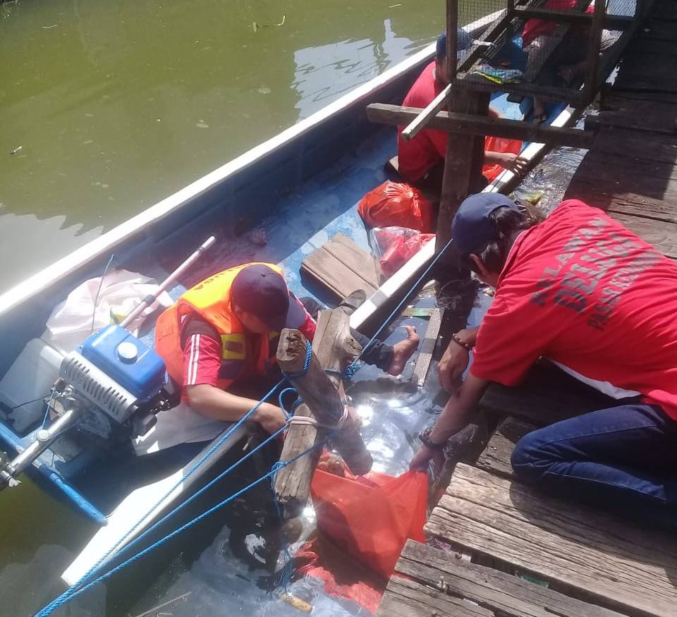 Aksi bersih lingkungan sekitar Sungai Karang Asam.