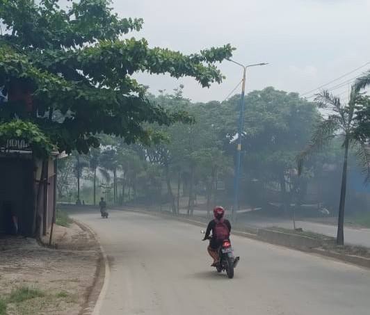 Nampak kabut asap menyelimuti permukiman warga di wilayah Bukit Pinang, Jalan Suryanata, Samarinda Ulu.